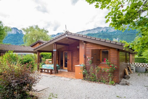 Tranquil cabin in Idyllic lakeside setting