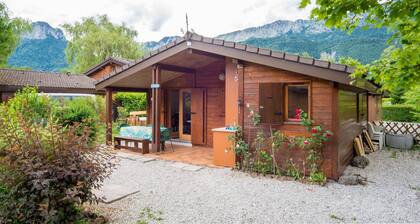 Tranquil cabin in Idyllic lakeside setting