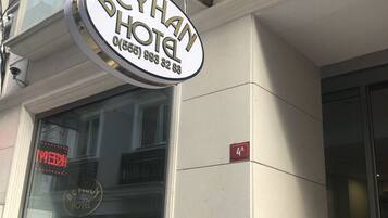 Vista frontal de la propiedad