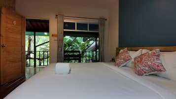 Double Room, Mountain View | Langsir/tirai gelap terus, seterika/papan seterika, Wi-fi percuma