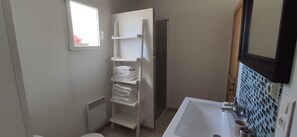 Douche, séchoir à cheveux, serviettes fournies, savon