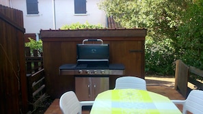 Outdoor dining - Quiet house in the pinede. (Lacanau Océan)