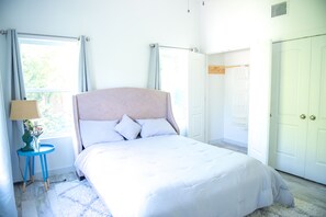 2 bedrooms, iron/ironing board, WiFi, bed sheets - Newly Built Inner Loop Townhome! (Houston)