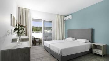 Double Room, Garden View | 1 bedroom, in-room safe, desk, blackout drapes