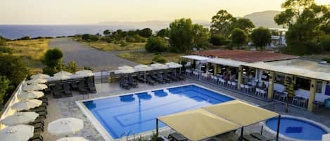 Piscine extérieure en saison, accÚs possible de 7 h à 19 h, parasols