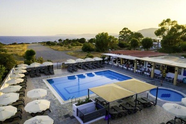 시즌별로 운영되는 야외 수영장, 07:00 ~ 19:00 오픈, 수영장 파라솔, 일광욕 의자