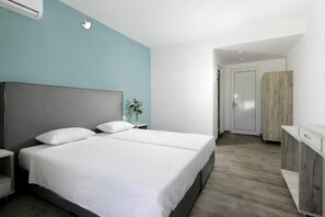 1 habitación, caja de seguridad en la habitación y escritorio 