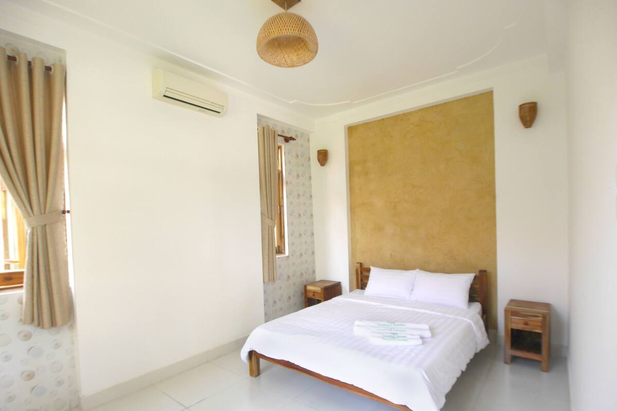 Deluxe Villa, 1 Queen Bed, Pool View