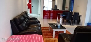 อพาร์ทเมนท์สำหรับครอบครัว, 2 ห้องนอน | ห้องนั่งเล่น | สมาร์ททีวี 42 นิ้ว พร้อมช่องดาวเทียม, ทีวี, เตาผิง