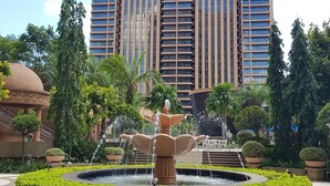 A modern building with a fountain in the foreground. - Times Square Residence At Kuala Lumpur (Kuala Lumpur)