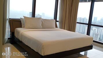 Family Apartment, 2 Bedrooms | Peralatan tempat tidur premium, peti besi dalam bilik, meja