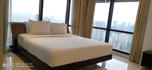 家庭公寓, 2 间卧室 | 高档床上用品、客房内保险箱、办公桌、遮光窗帘