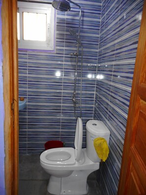 Appartamento familiare | Bagno | Doccia, set di cortesia gratuito, asciugamani, sapone