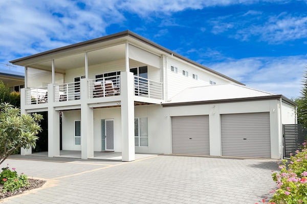 Front of house with plenty of parking