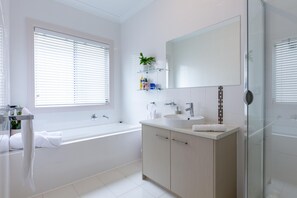 Douche, séchoir à cheveux, serviettes fournies, savon