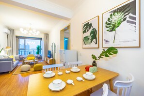 Familienapartment, 2 Schlafzimmer | Wohnbereich | Flachbildfernseher
