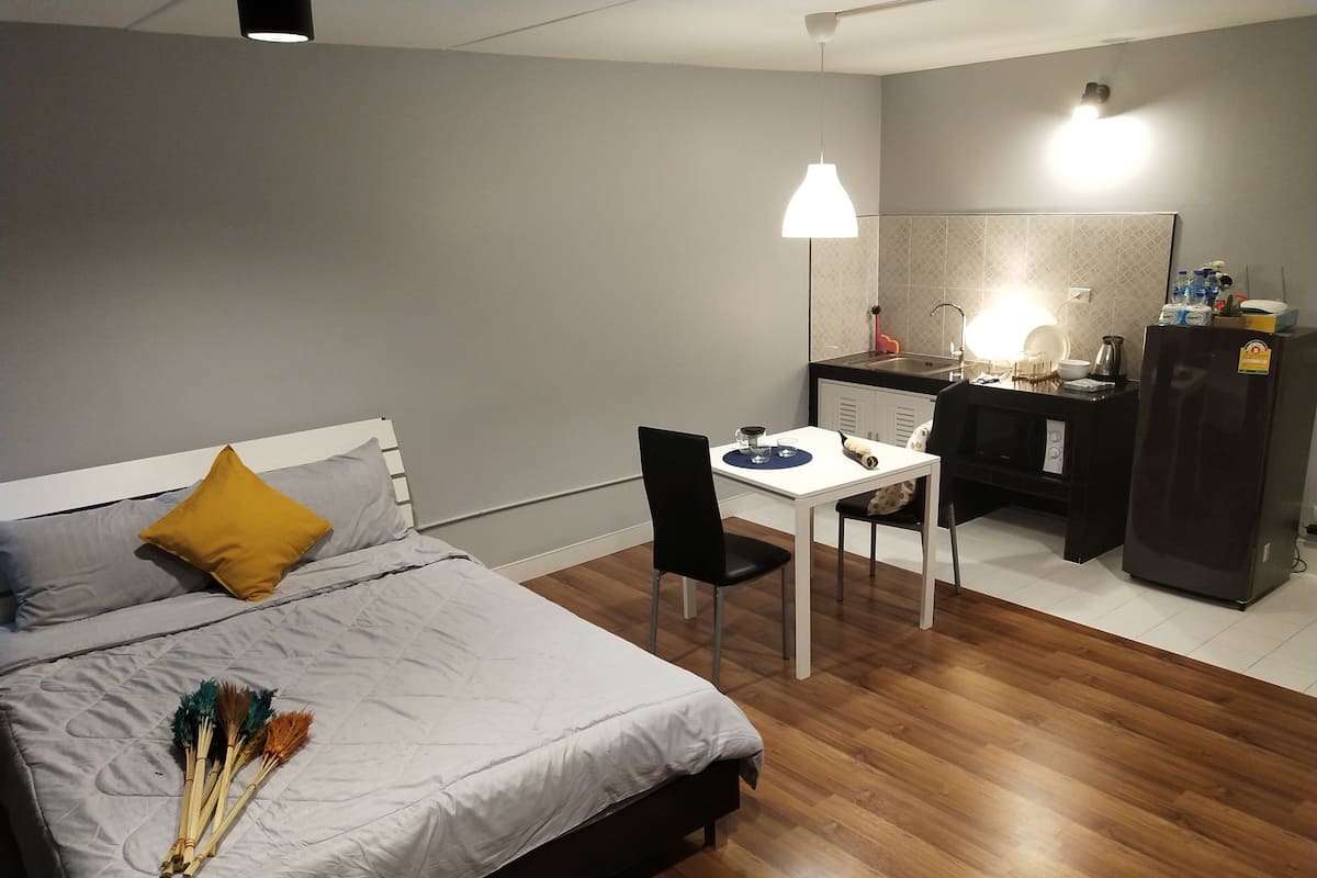 Standard Quadruple Room | Desk, laptop workspace, free WiFi, bed sheets