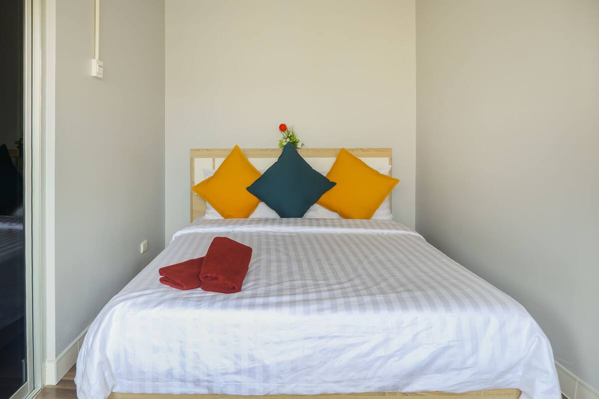 Desk, laptop workspace, WiFi (free), bed sheets