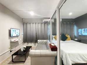 Double Room | Desk, laptop workspace, free WiFi, bed sheets - Bangkok Impact Popular Comdominium (Pak Kret)