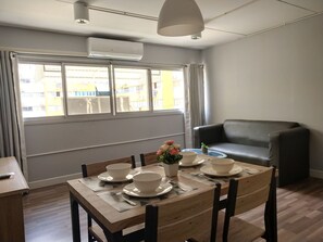 Shower, rainfall showerhead, free toiletries, hair dryer