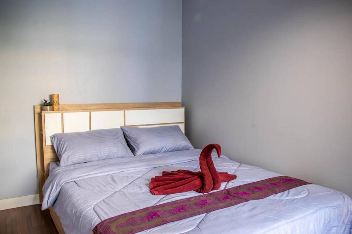 Desk, laptop workspace, WiFi (free), bed sheets