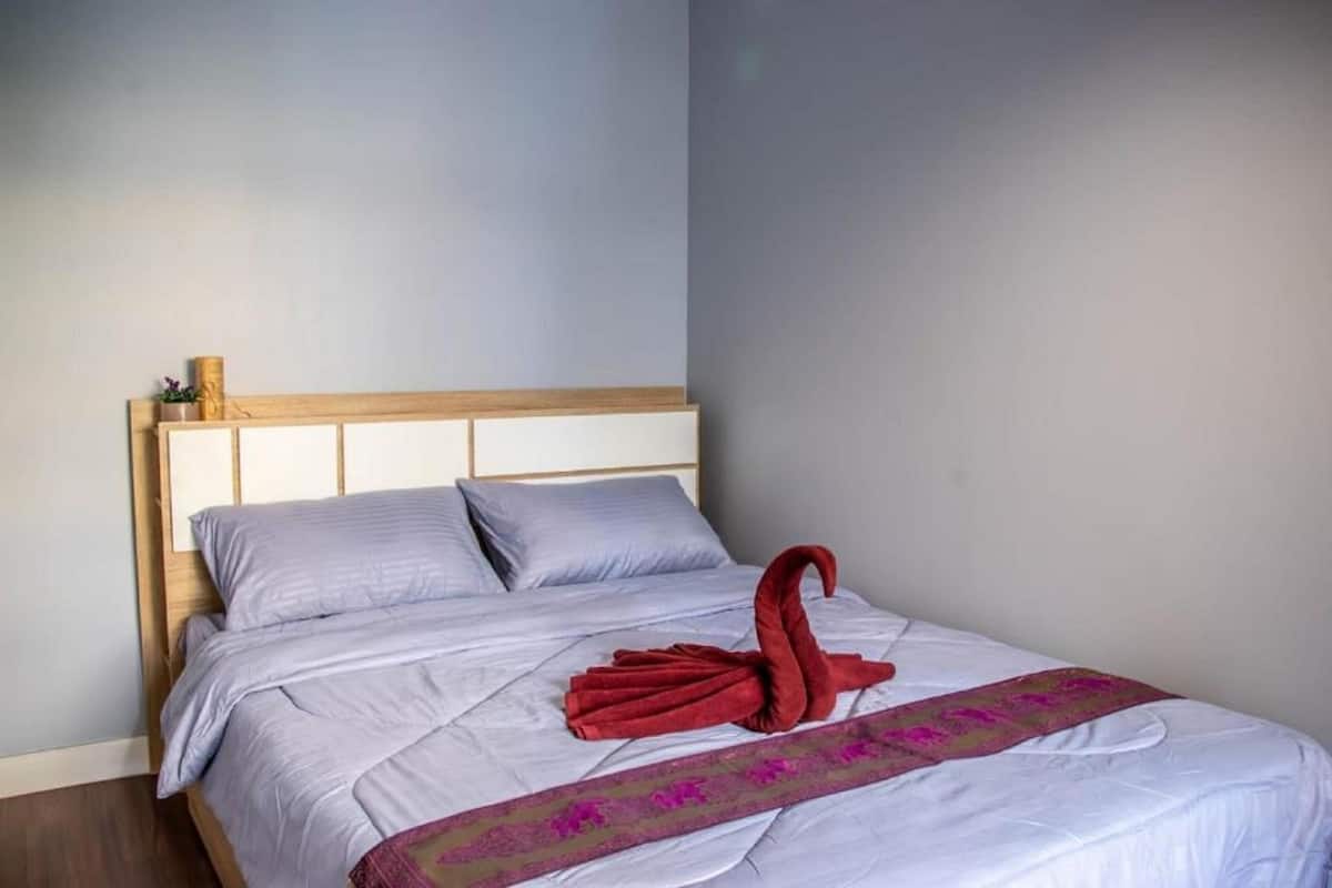 Desk, laptop workspace, free WiFi, bed sheets