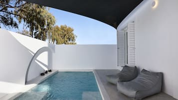 Una piscina al aire libre de temporada, sombrillas