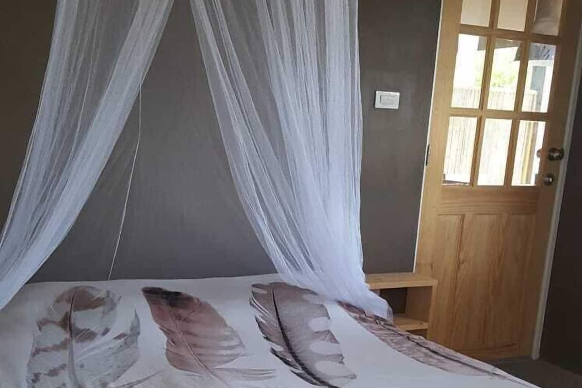 Hypo-allergenic bedding, in-room safe, bed sheets