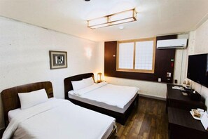 Habitación triple (Double Single Room) | Escritorio, espacio para trabajar con un portátil, wifi gratis