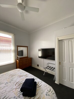 3 bedrooms, in-room safe, desk, soundproofing - Home on Hume – Premium Spacious Living in Central Albury for Couples & Families (South Albury)