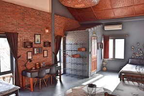 Studio Design (The Happy Bird's Loft #2) | 1 sovrum, värdeförvaringsskåp på rummet och mörkläggningsgardiner