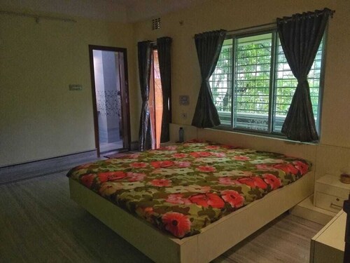 Bashundhara- A beautiful, spacious room with a bath and balcony...