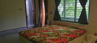 Bashundhara- A beautiful, spacious room with a bath and balcony...