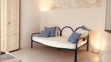 1 bedroom, bed sheets