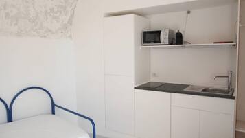 Kjøleskap, mikrobølgeovn, kokeplater og oppvaskmaskin