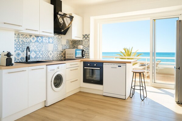 Fridge, microwave, stovetop, dishwasher - Exceptional Sea View – Sunrise Guaranteed! (Canet-en-Roussillon)