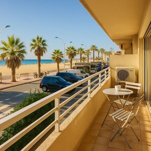 Outdoor dining - Exceptional Sea View – Sunrise Guaranteed! (Canet-en-Roussillon)