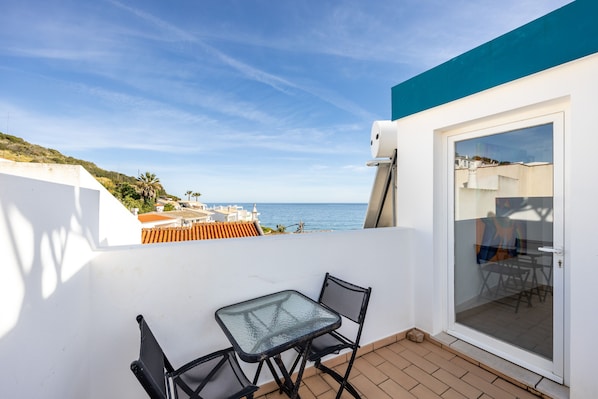 Outdoor dining - Casa Da Paz and Love (Salema)