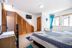 1 chambre, fer et planche Ă repasser, lit parapluie, Wi-Fi