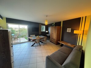 Televisie, boeken en een kantoor