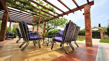 Studio Romantis, 1 Tempat Tidur Queen, pemandangan laut | Teras/patio