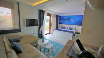 Studio Mewah, pemandangan laut | Area keluarga | Televisi layar datar 35-inci dengan saluran TV kabel dan TV