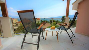 Apartemen Comfort, pemandangan laut | Teras/patio