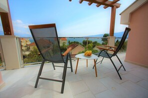 Apartamento conforto, vista para o mar | Terraço/pátio