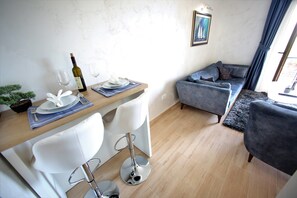 Apartamento conforto, vista para o mar | Área de estar | TV de tela plana 35 polegadas com canais a cabo, TV