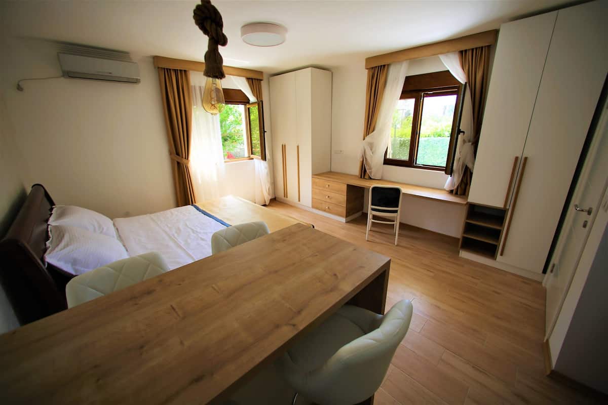 Studio phong cách lãng mạn, 1 giường cỡ queen, quang cảnh biển | Bộ đồ giường cao cấp, két bảo mật tại phòng, trang trí khác biệt