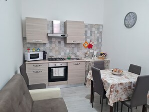 Kühlschrank, Mikrowelle, Ofen, Kochgeschirr/Geschirr/Besteck