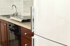 Fridge, oven, dining tables - N192 - Numana, new villa with porch (Numana)