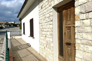 Exterior detail - N192 - Numana, new villa with porch (Numana)