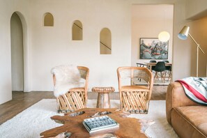 Smart TV, fireplace, video game console, Netflix